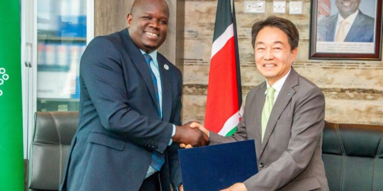 Konza CEO John P Okwiri and KEA CEO & President, Chungwon Park during the signing of the MOU